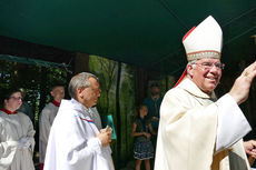 Festgottesdienst zum 1.000 Todestag des Heiligen Heimerads auf dem Hasunger Berg (Foto: Karl-Franz Thiede) Festgottesdienst zum 1.000 Todestag des Heiligen Heimerads auf dem Hasunger Berg (Foto: Karl-Franz Thiede)